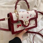 Bolsa de Ombro Quadrada de PU de Alta Qualidade e Moda Feminina, Bolsa de Ombro Multifuncional e Fofa com Estampa de Cereja, Adequada para Compra