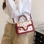 Bolsa de Ombro Quadrada de PU de Alta Qualidade e Moda Feminina, Bolsa de Ombro Multifuncional e Fofa com Estampa de Cereja, Adequada para Compra